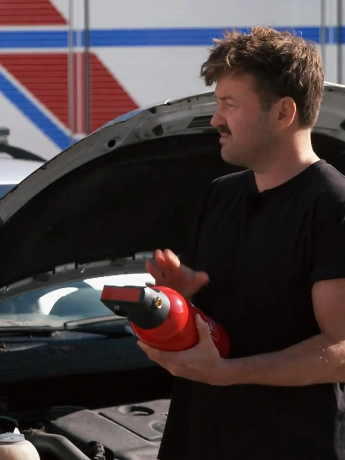 Bild zu: "Martin Dunkelmann testet Feuerlöscher"