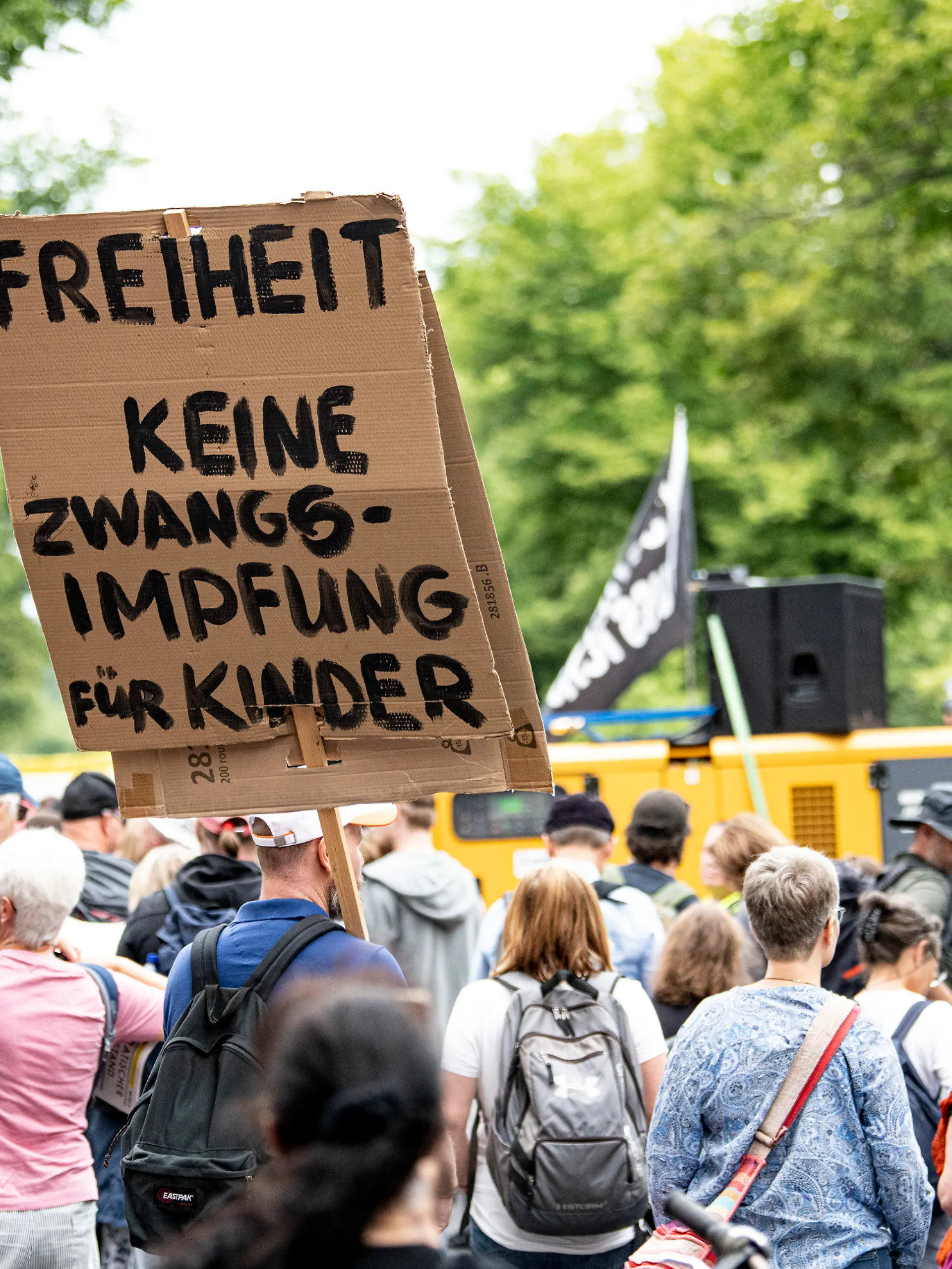 01.08.2021, Berlin: Demonstranten, u.a. mit einem Schild "Freiheit keine Zwangsimpfung für Kinder" nehmen an einer unangemeldeten Demo gegen die Corona-Maßnahmen trotz Demonstrationsverbot teil. Mehrere Demonstrationen der in Berlin bleiben am Sonntag verboten, darunter eine Kundgebung der Stuttgarter «Querdenken»-Initiative. Foto: Fabian Sommer/dpa +++ dpa-Bildfunk +++