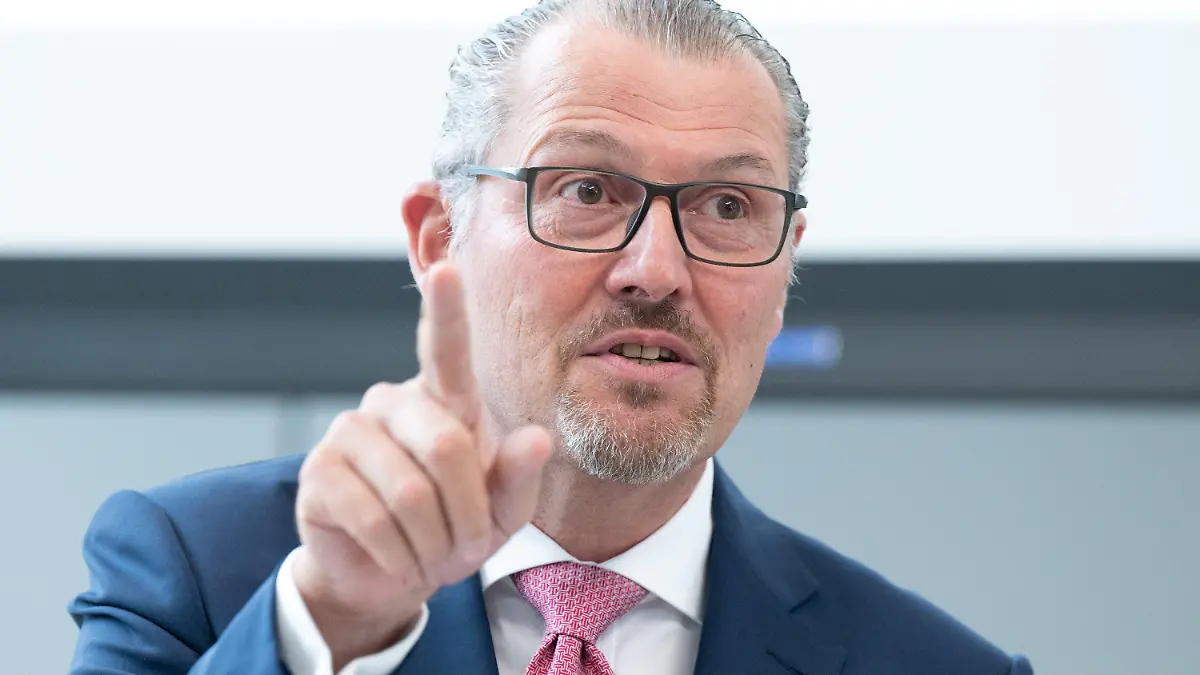 13.07.2021, Baden-Württemberg, Stuttgart: Arbeitgeberpräsident Rainer Dulger spricht bei der Jahrestagung des Verbands Südwestdeutscher Zeitungsverleger (VSZV). (zu dpa: «Arbeitgeber warnen vor steigenden Sozialversicherungsbeiträgen») Foto: Bernd Weißbrod/dpa +++ dpa-Bildfunk +++