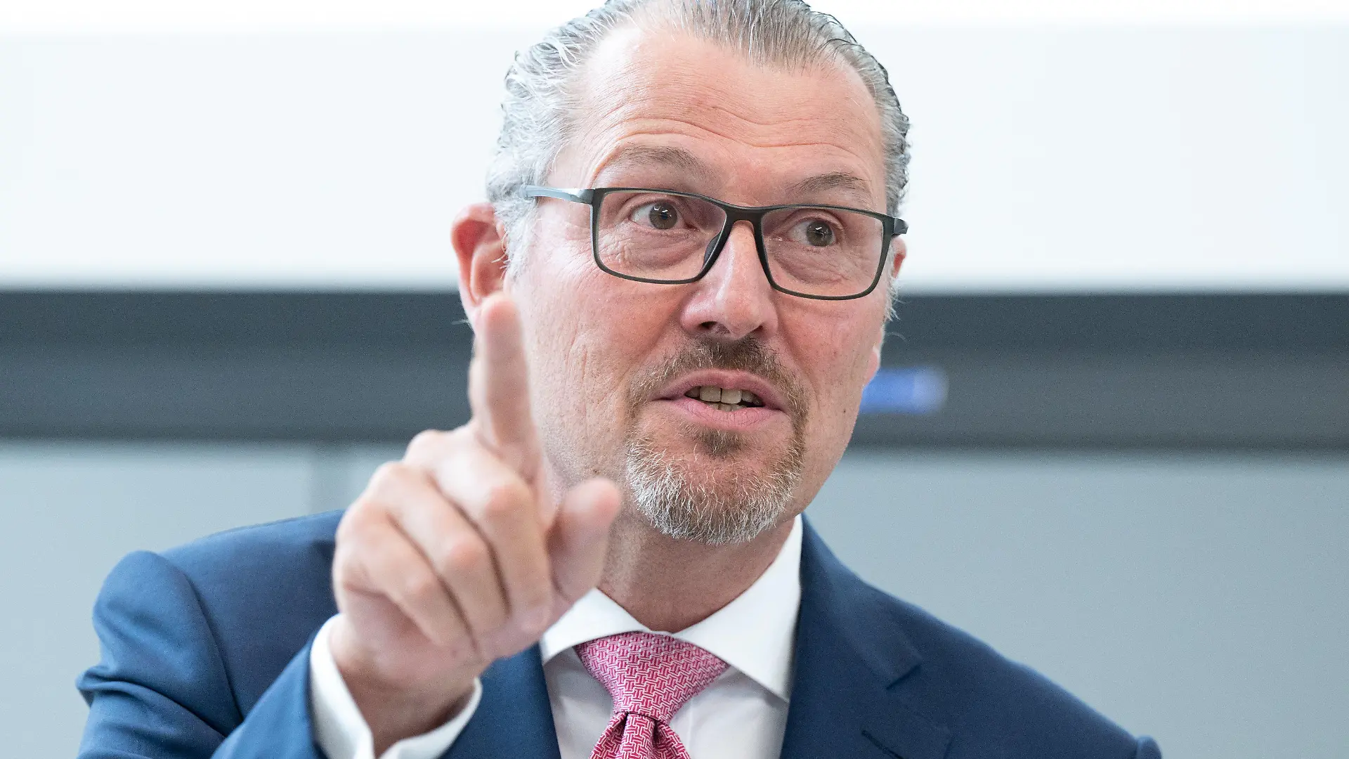 13.07.2021, Baden-Württemberg, Stuttgart: Arbeitgeberpräsident Rainer Dulger spricht bei der Jahrestagung des Verbands Südwestdeutscher Zeitungsverleger (VSZV). (zu dpa: «Arbeitgeber warnen vor steigenden Sozialversicherungsbeiträgen») Foto: Bernd Weißbrod/dpa +++ dpa-Bildfunk +++
