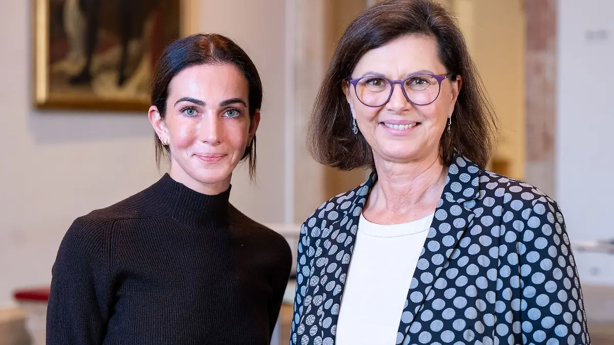 Landtagspräsidentin Ilse Aigner (r) zeigte sich begeistert von ihrer Praktikantin Lisa Müller.