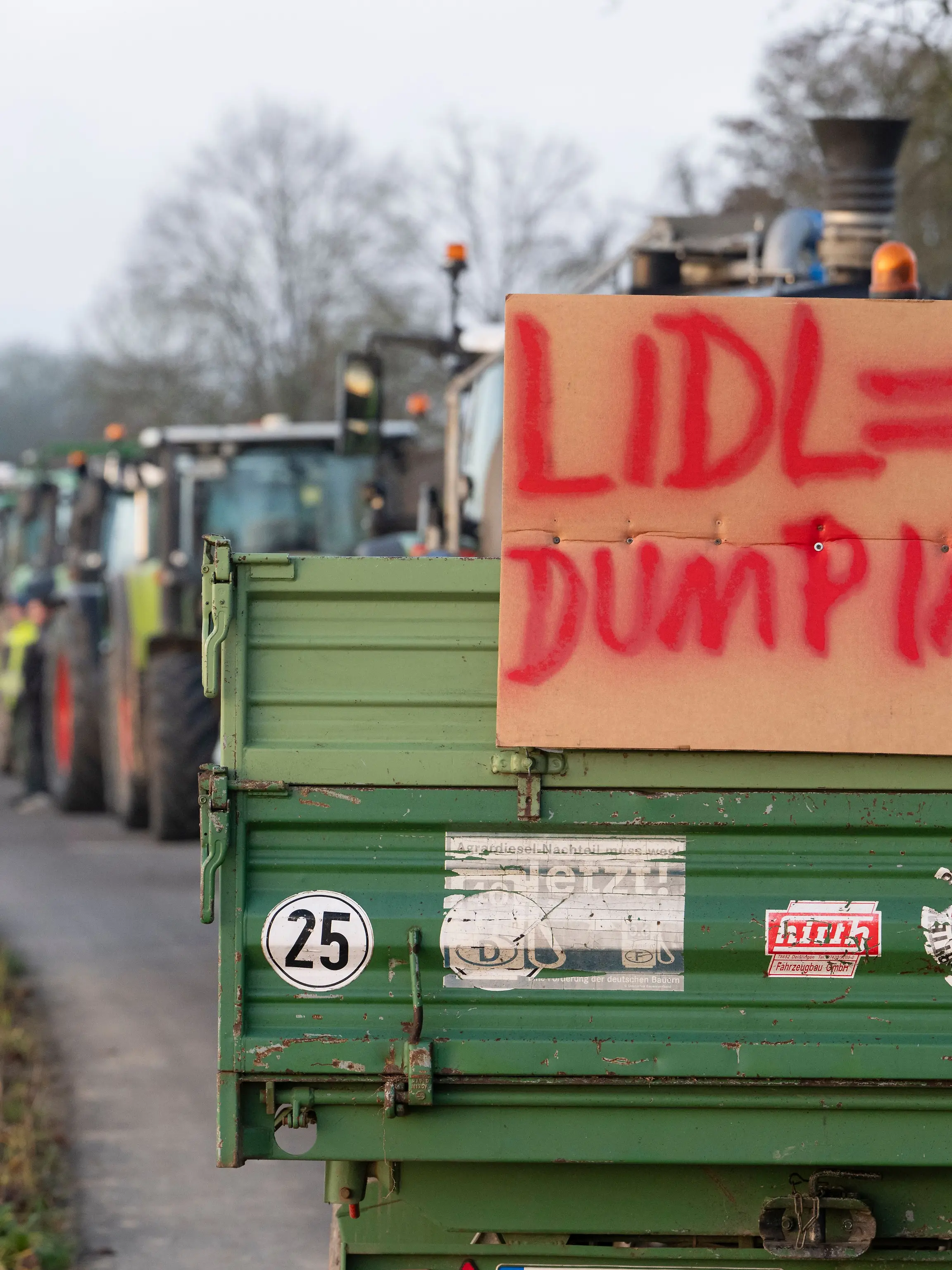 Demonstration von Landwirten vor Lidl-Zentrale