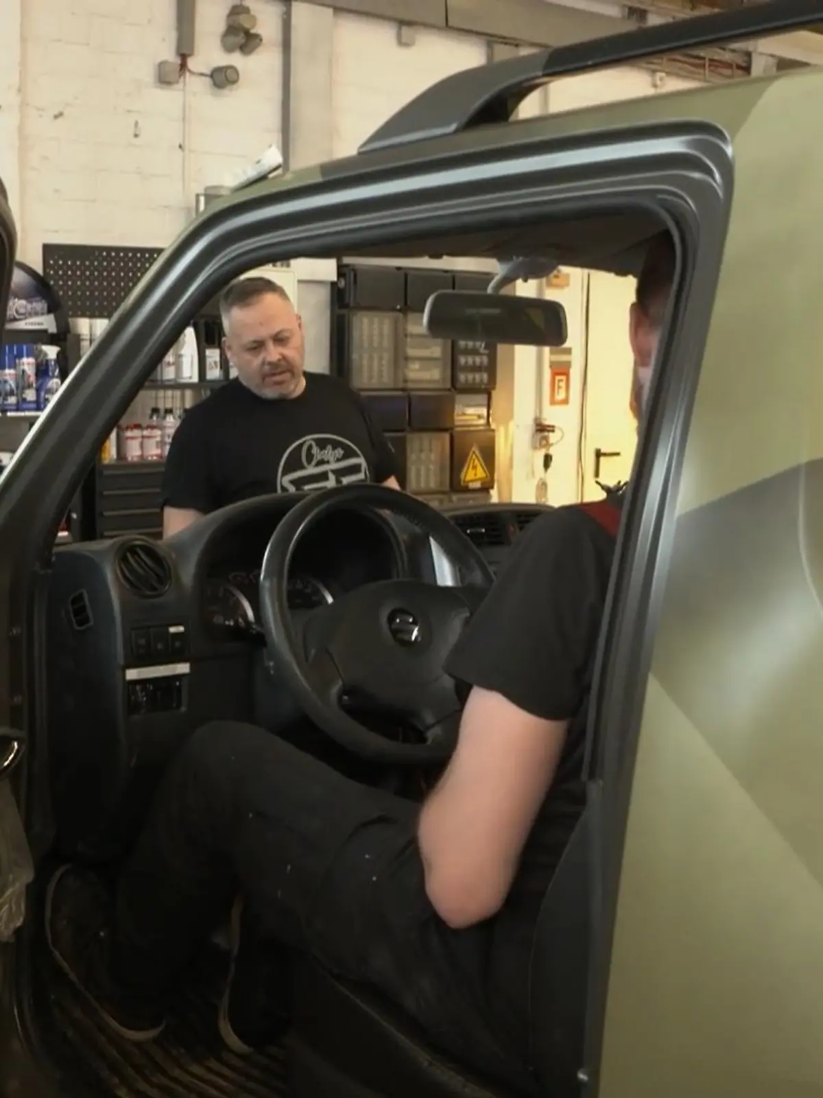 Bild zu: "Übergabe unter Hochdruck"