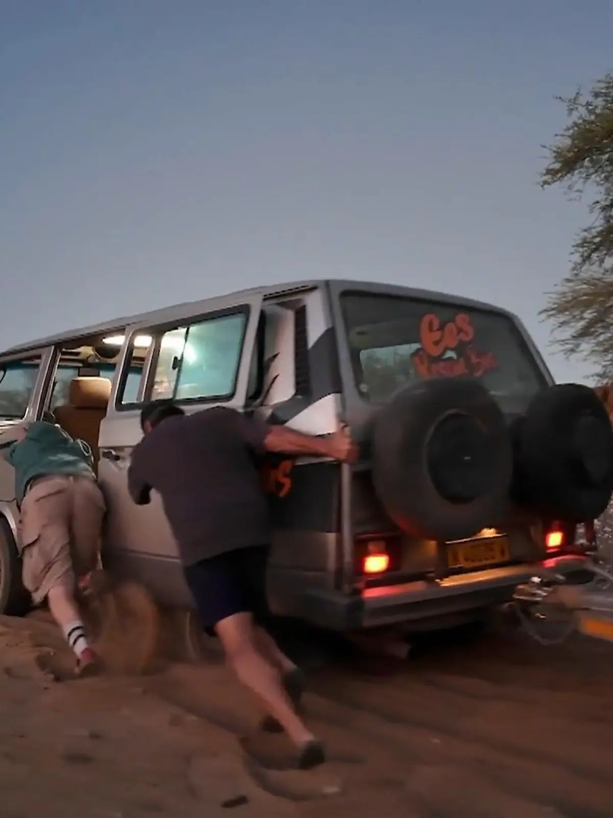 Bild zu: "Bulli auf Felgen, Busch bei Dunkelheit"