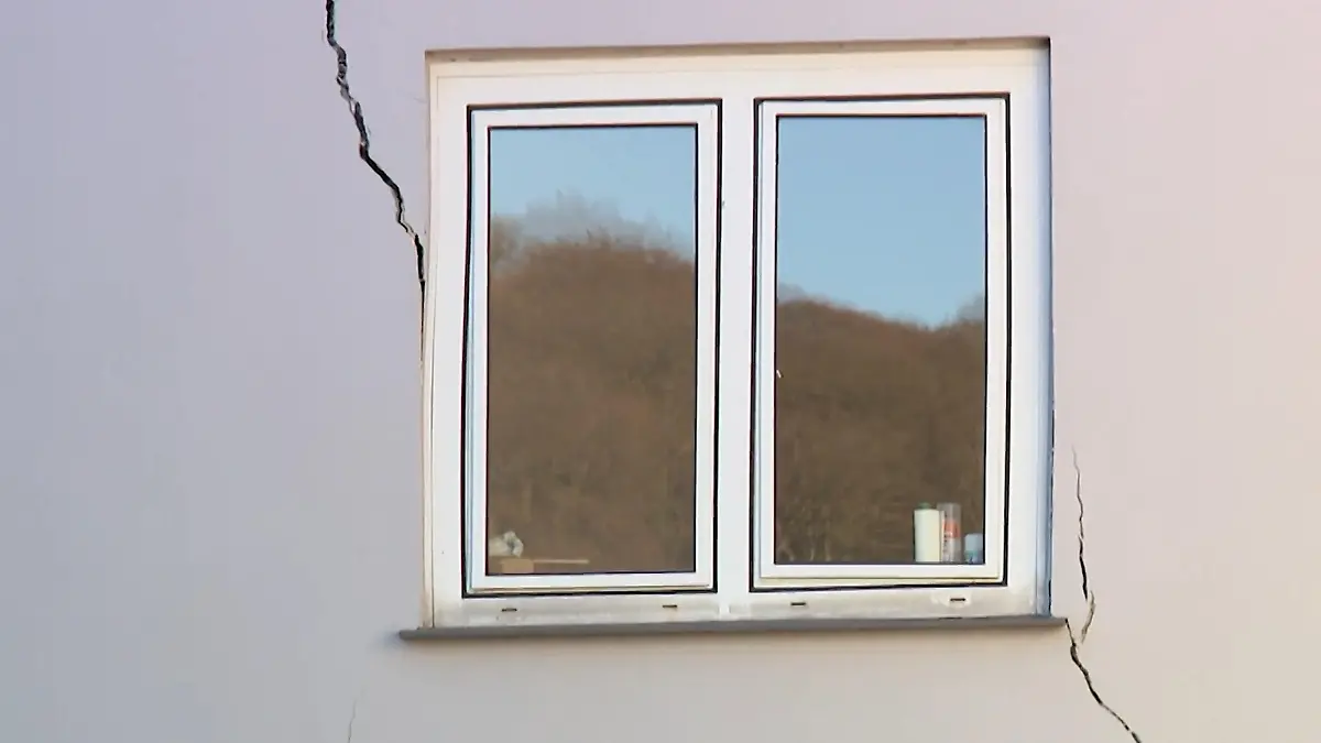 Einsturzgefahr in Wuppertal Risse in Wohnhaus