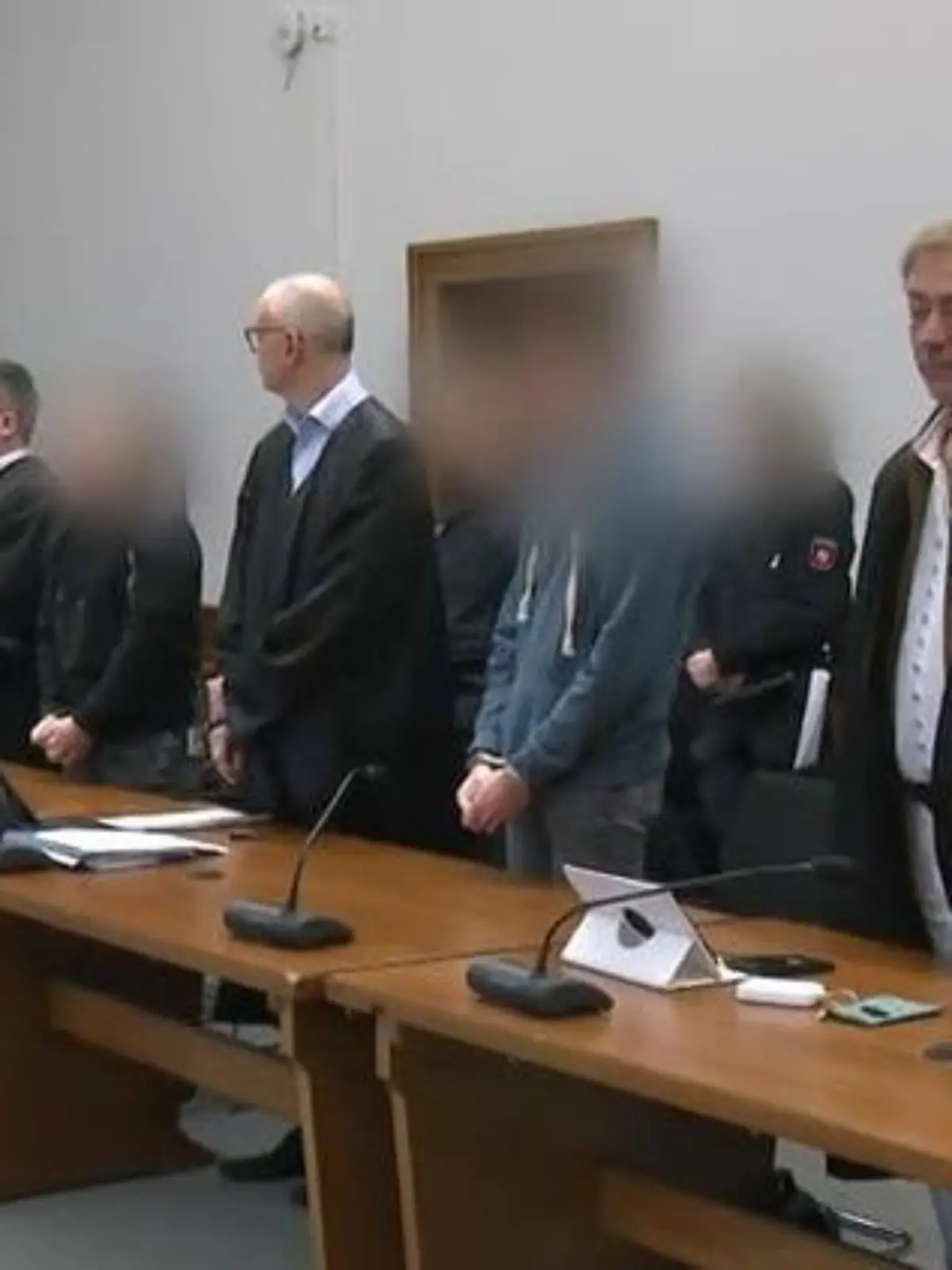 Bild zu: "Zwei Männer wegen versuchten Mordes vor Gericht"