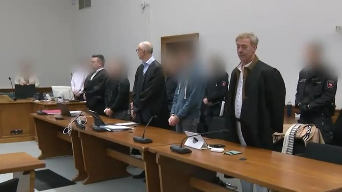 Zwei Männer wegen versuchten Mordes vor Gericht Nach Wurfattacke von Brücke