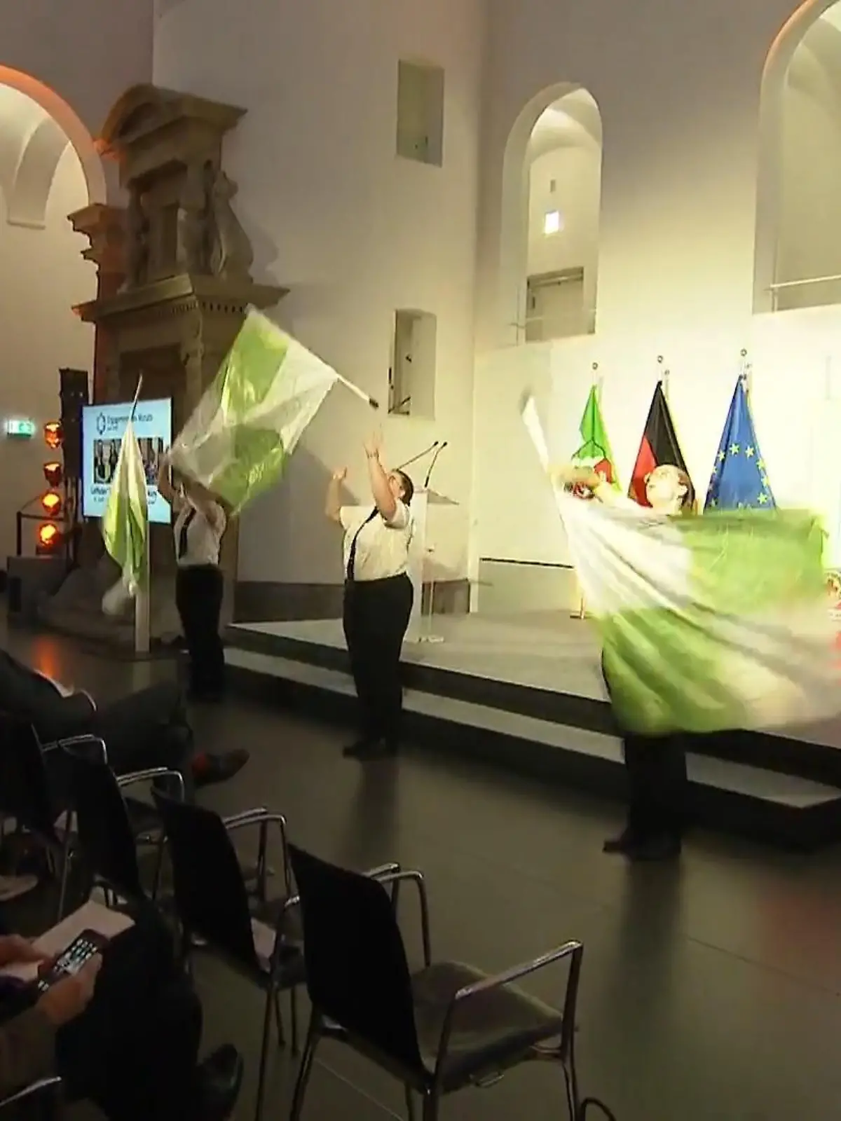 Bild zu: "Verleihung des NRW-Engagementpreises"