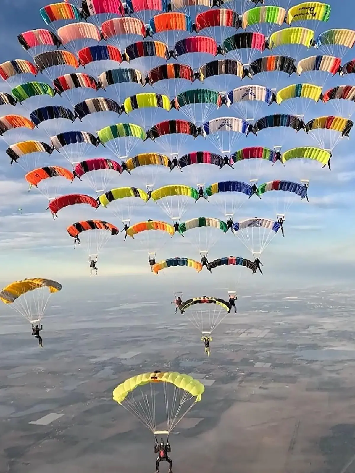 Bild zu: "Paderborner holt Weltrekord im Fallschirmspringen"