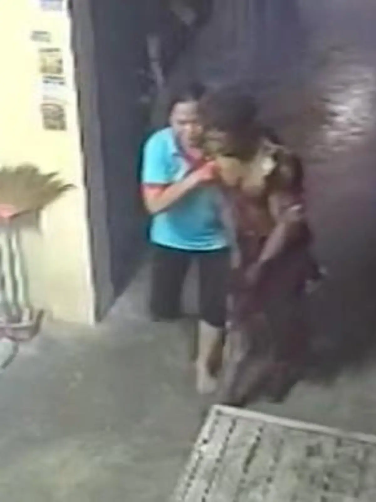 Bild zu: "Wegen selbstgemachter Silvesterböller! Mann sprengt gesamten Gebäudekomplex in die Luft"