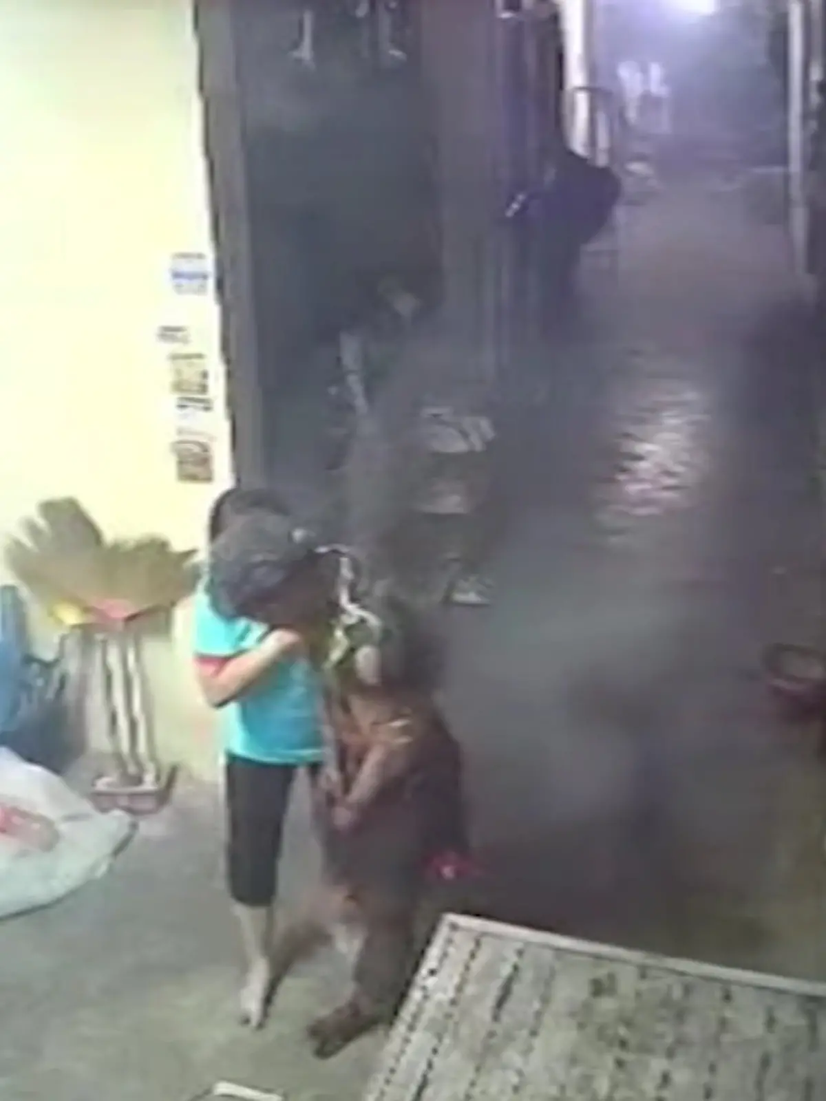 Bild zu: "Wegen selbstgemachter Silvesterböller! Mann sprengt Gebäudekomplex in die Luft"