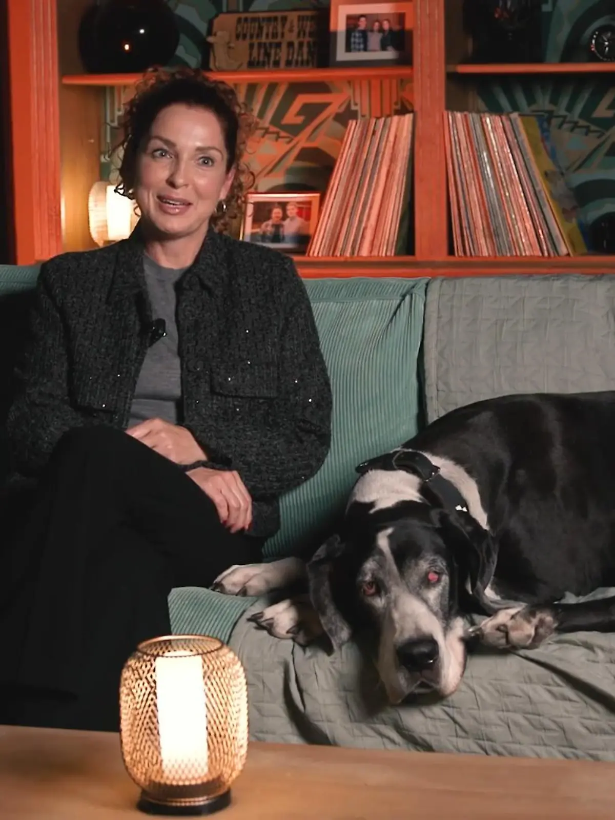 Maria Wedig steht jetzt mit Hund vor der Kamera. 