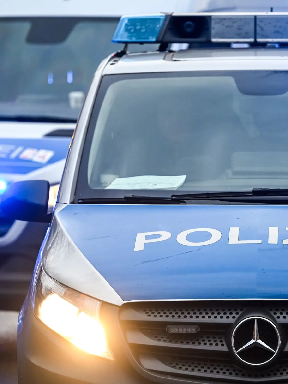 Bild zu: "Ist ein Streit eskaliert? Rettungskräfte finden leblosen Mann auf offener Straße "