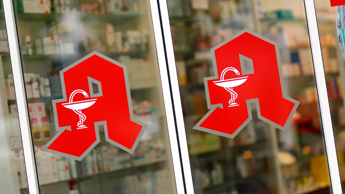  Eingang einer Apotheke mit Apotheken-Logo am Friesenplatz. Köln, 20.07.2020 *** Entrance of a pharmacy with pharmacy logo at Friesenplatz Cologne, 20 07 2020 Foto:xC.xHardtx/xFuturexImage