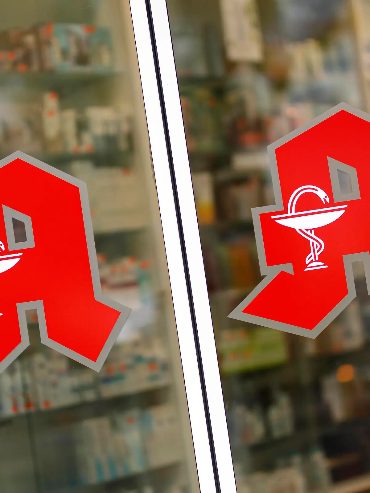  Eingang einer Apotheke mit Apotheken-Logo am Friesenplatz. Köln, 20.07.2020 *** Entrance of a pharmacy with pharmacy logo at Friesenplatz Cologne, 20 07 2020 Foto:xC.xHardtx/xFuturexImage