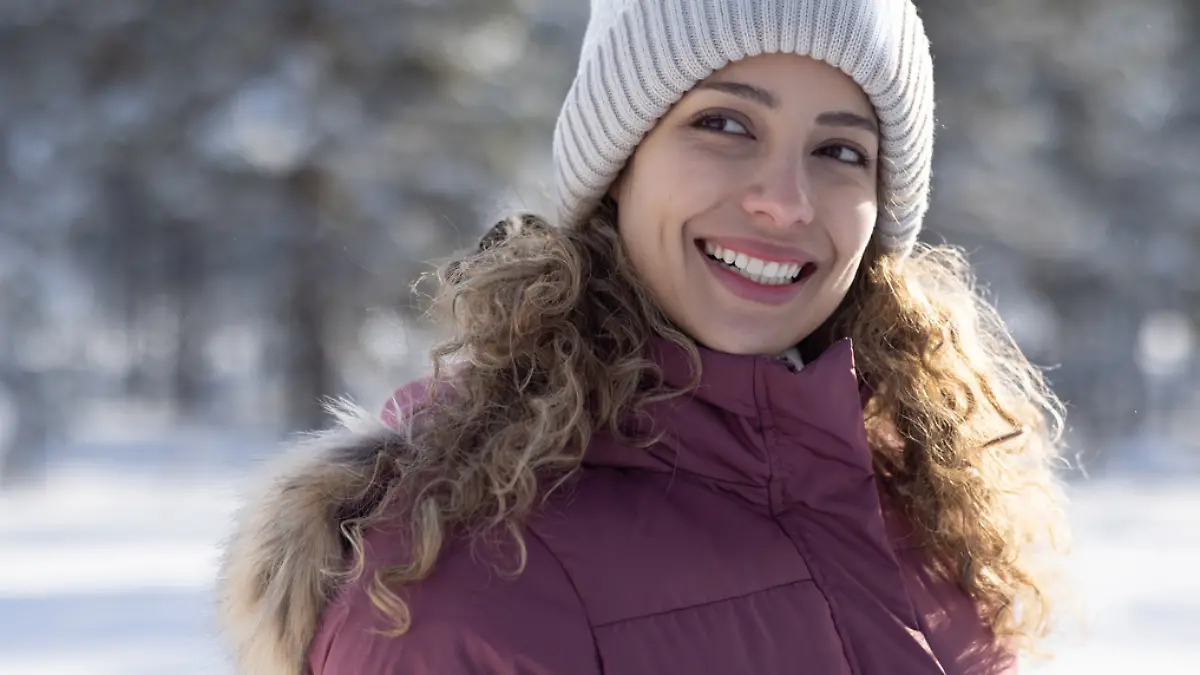 Frau im Daunenmantel