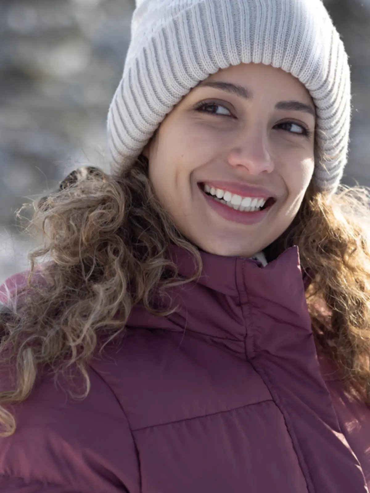 Frau im Daunenmantel