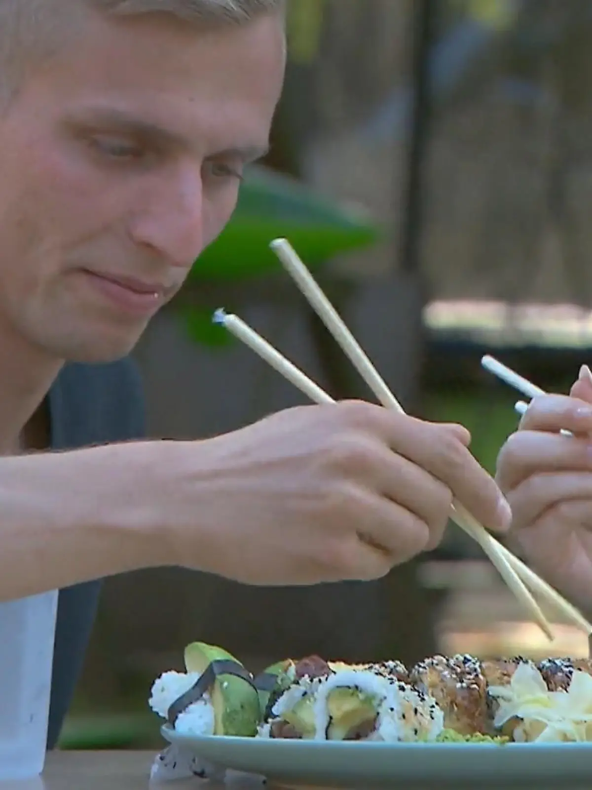 Bild zu: "Pauline überrascht Christopher mit Sushi"