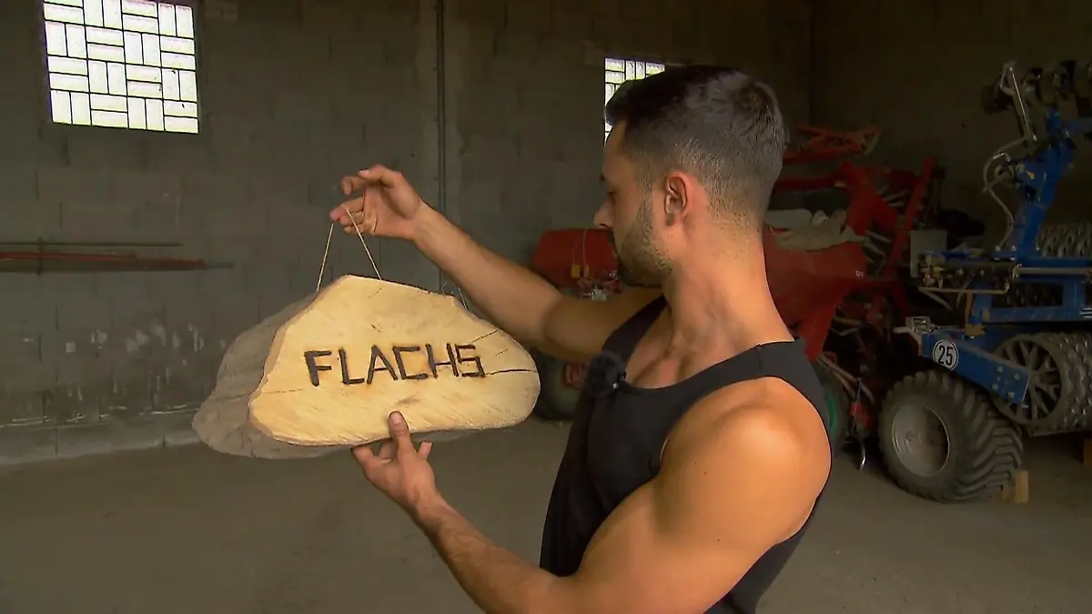 Basti zeigt, wie wichtig ihm Kerrin ist Mit persönlichem Schild