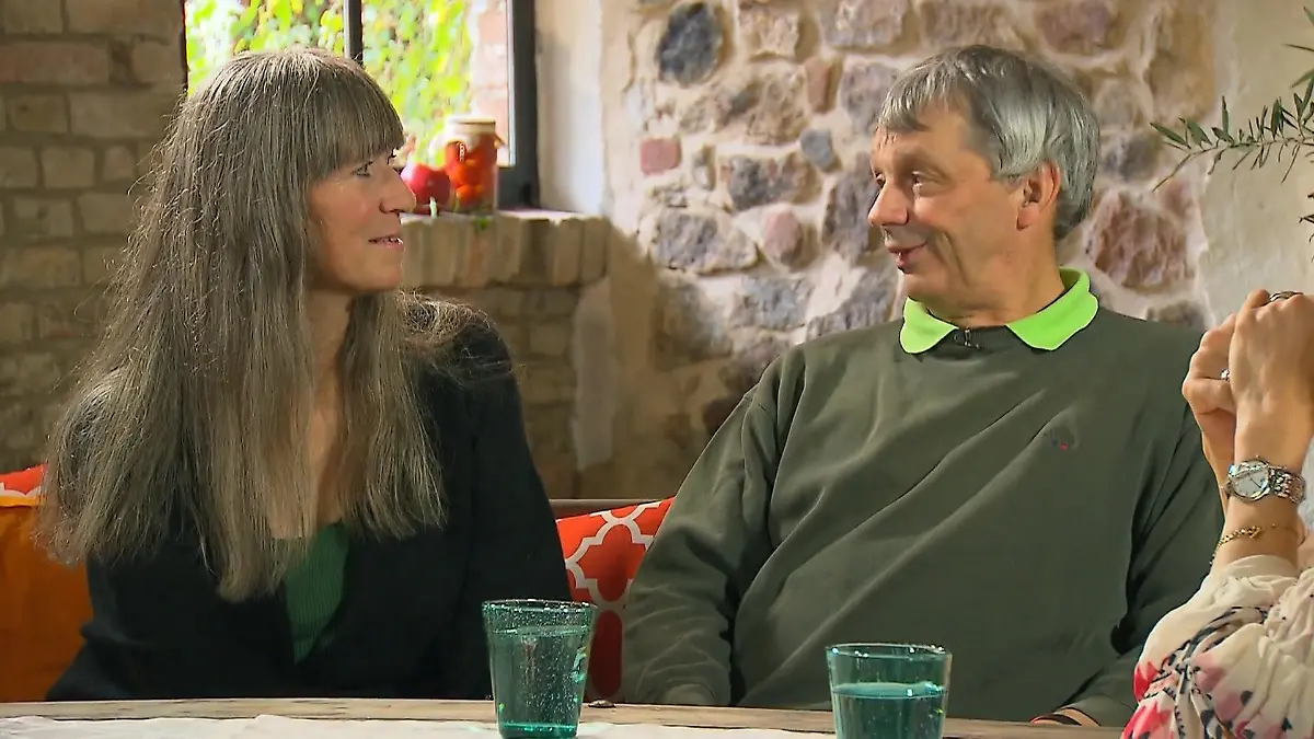 Johann und Katja feiern zusammen Weihnachten Fest der Liebe