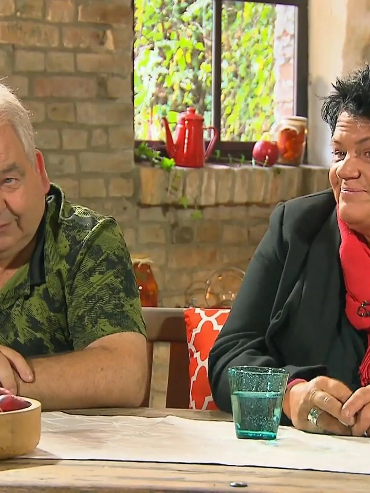 Bild zu: "Frank trifft Simone beim großen Wiedersehen"