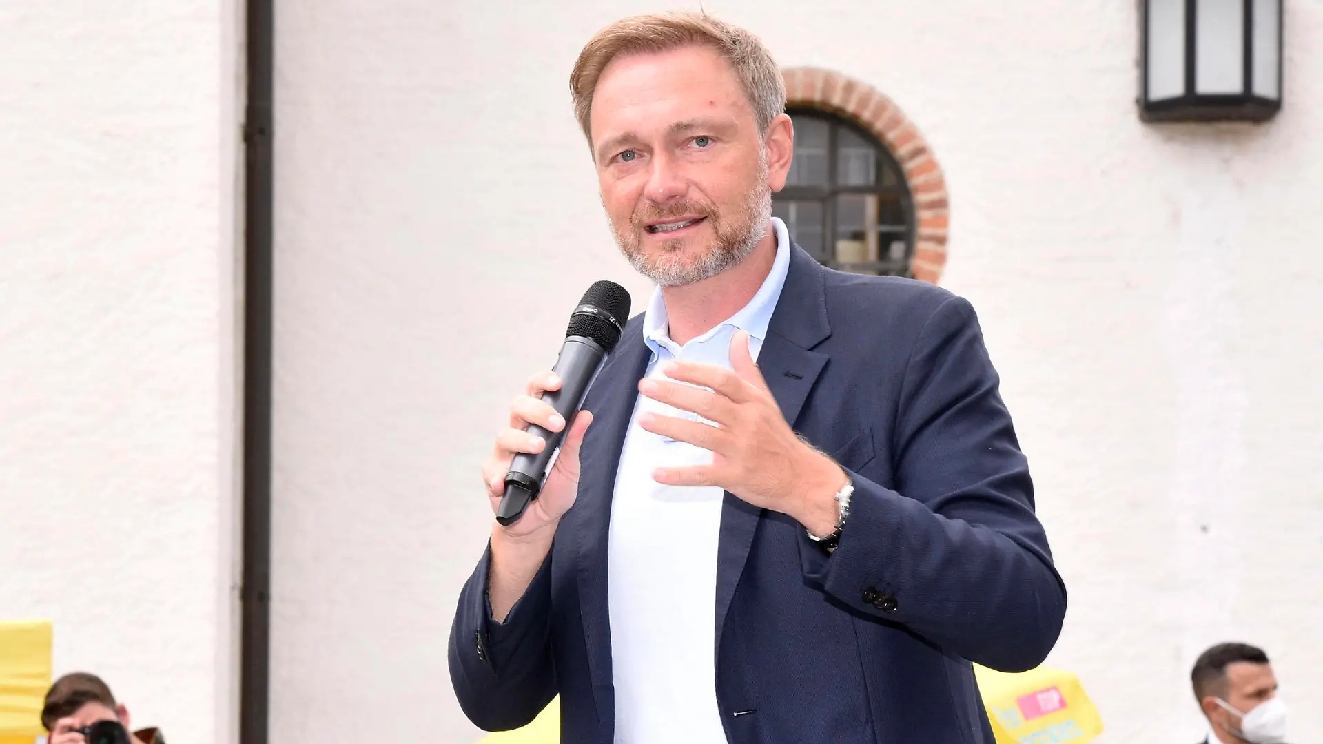 Christian Lindner auf Sommertour der FDP auf dem Kirchplatz. Starnberg, 01.08.2021 *** Christian Lindner on summer tour of the FDP on the church square Starnberg, 01 08 2021 Foto:xS.xAdamx/xFuturexImage