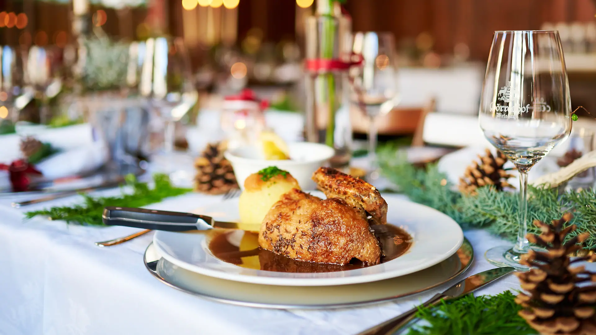 Ein richtiger Festtagsklassiker: Fleisch, Knödel und Gemüse.