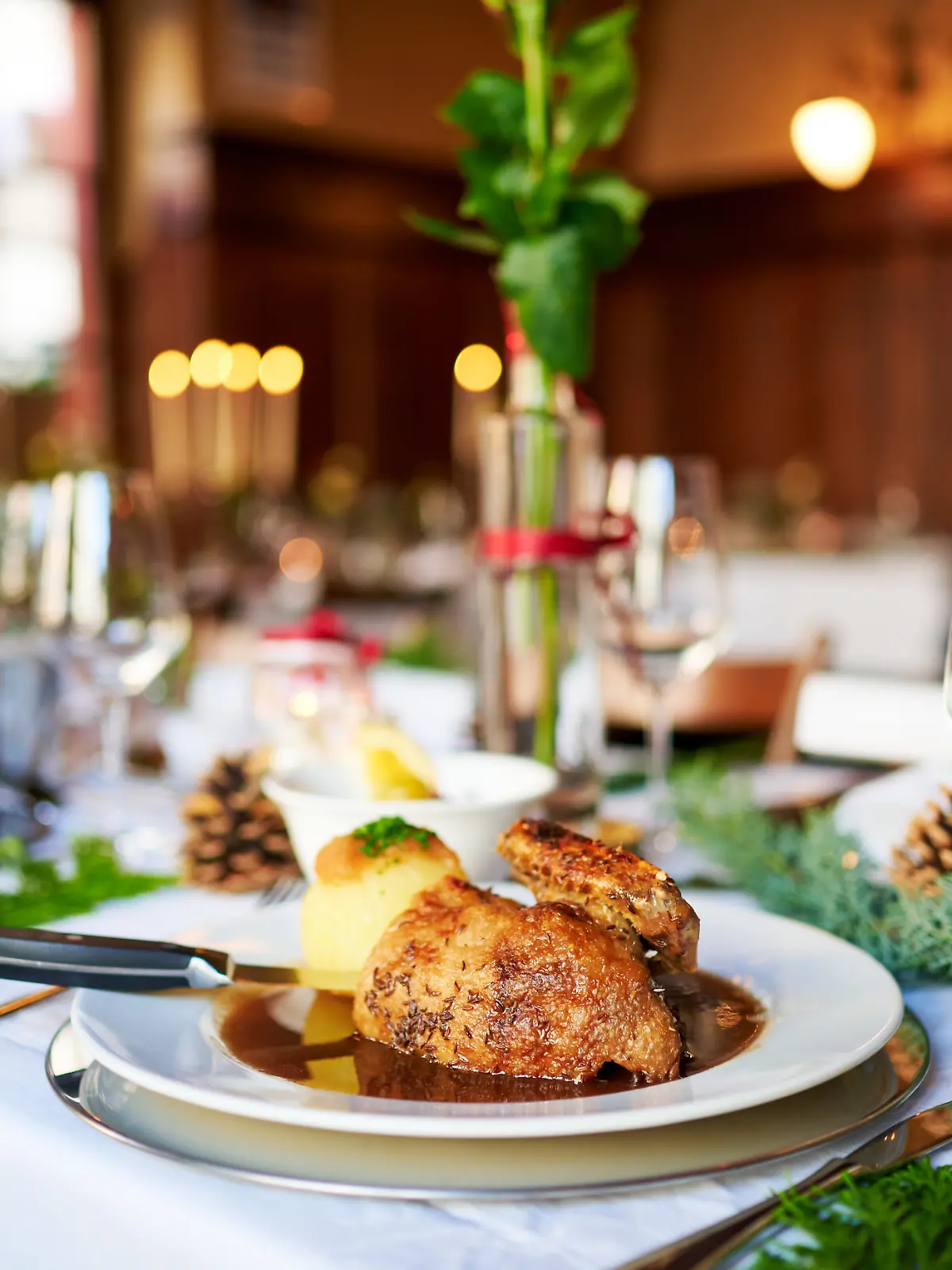Ein richtiger Festtagsklassiker: Fleisch, Knödel und Gemüse.