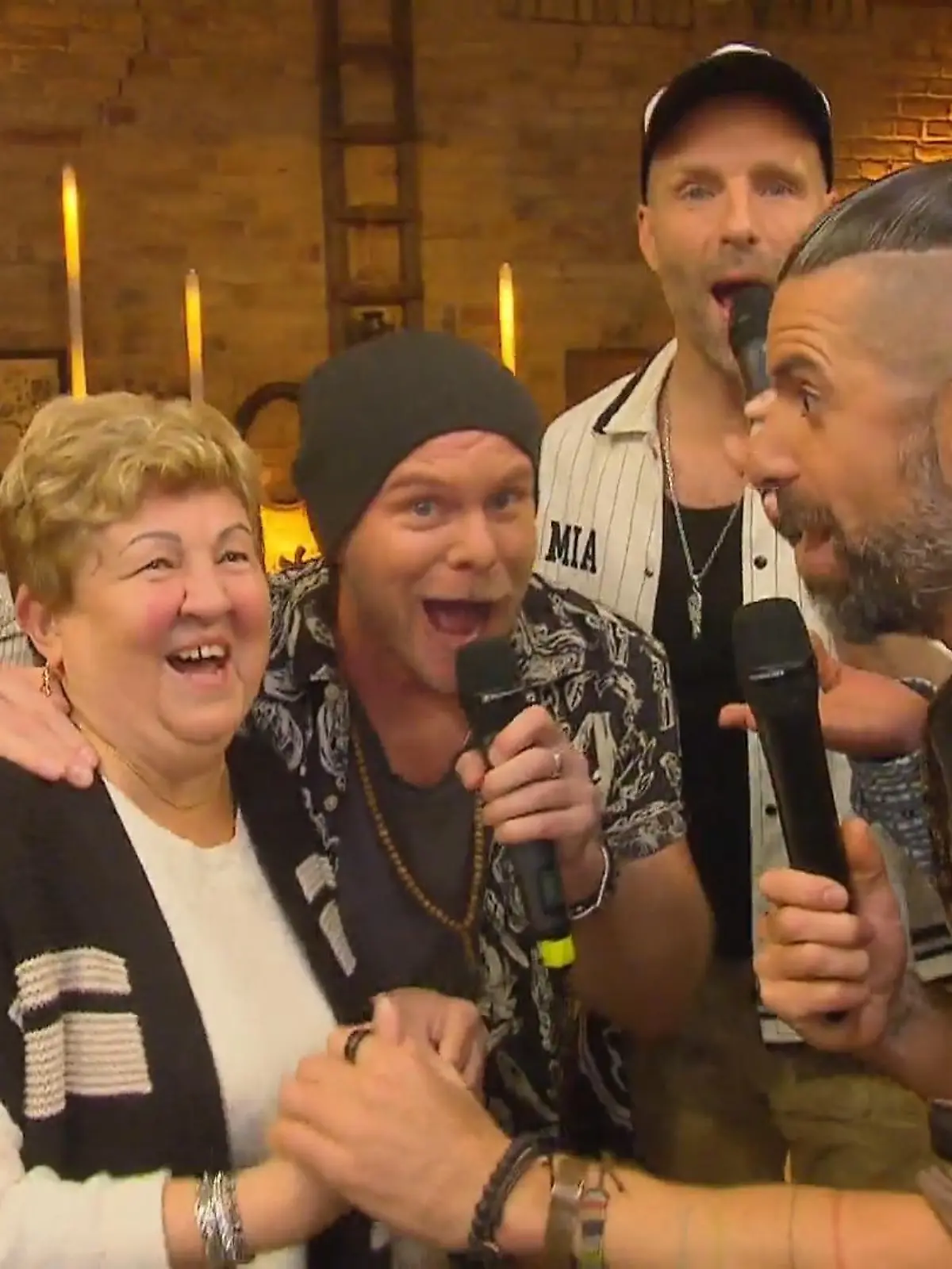 Bild zu: "Die Bauern feiern das Staffelende"