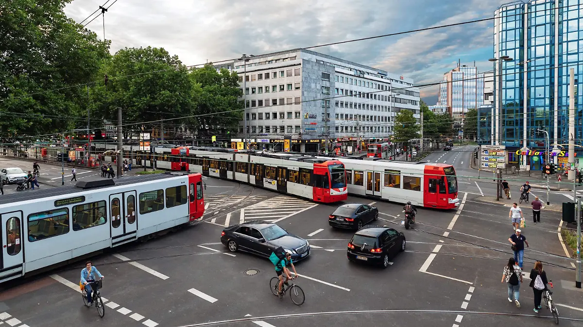 Die KVB-Haltestelle Barbarossaplatz. Köln, 28.07.2017