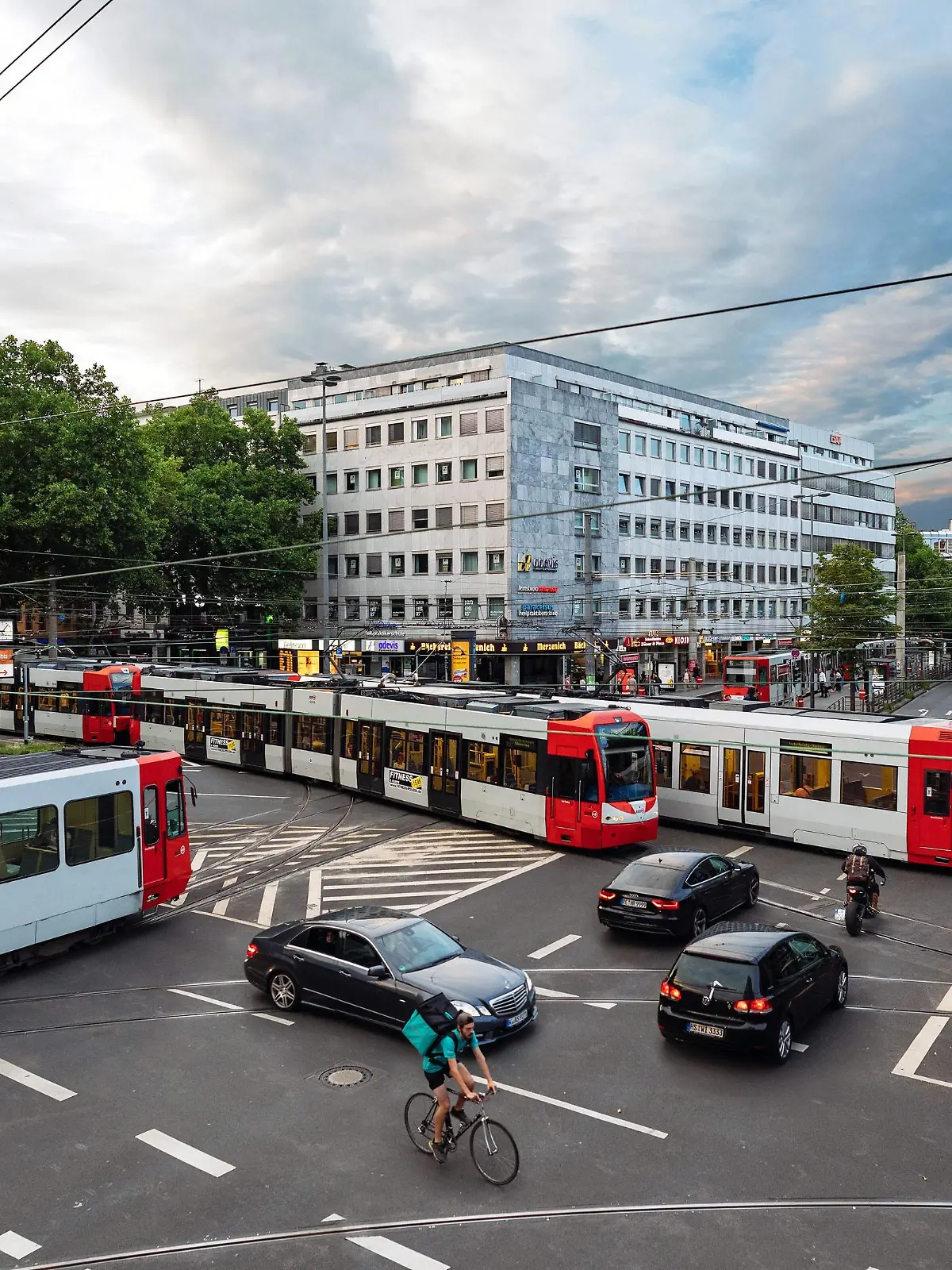 Die KVB-Haltestelle Barbarossaplatz. Köln, 28.07.2017