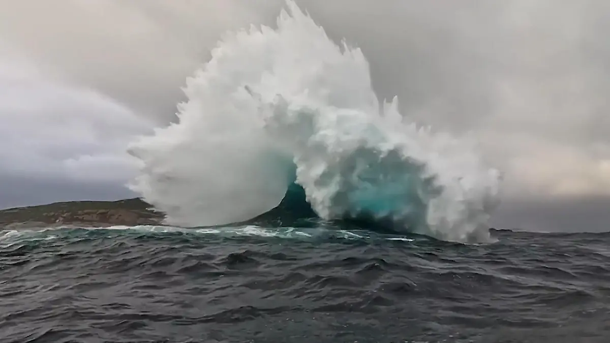 Nach zehn Jahren Suche! Surfer filmen die verrückteste Welle der Welt Meeresspektakel vor Westaustralien