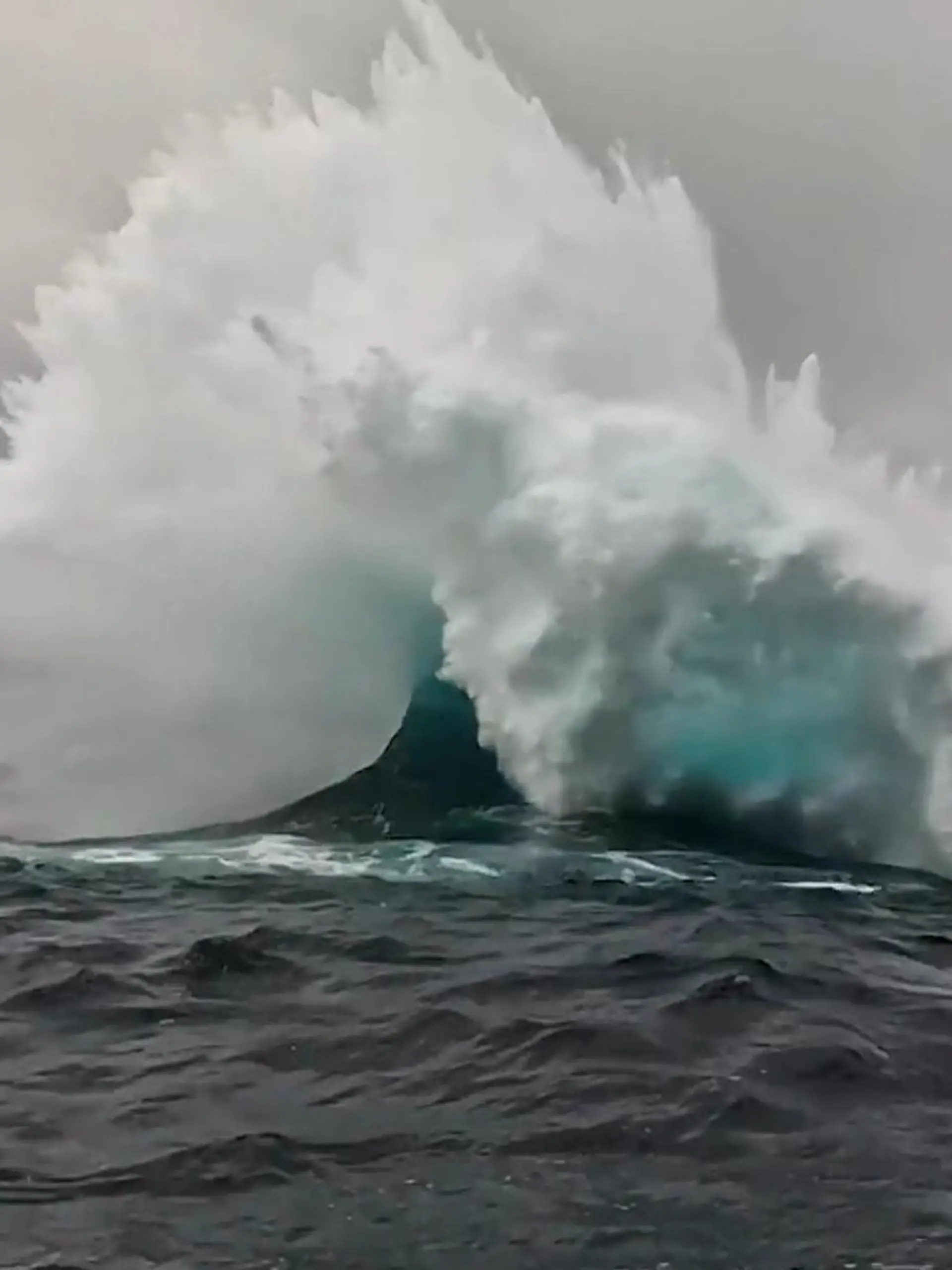Bild zu: "Nach zehn Jahren Suche! Surfer filmen die verrückteste Welle der Welt"