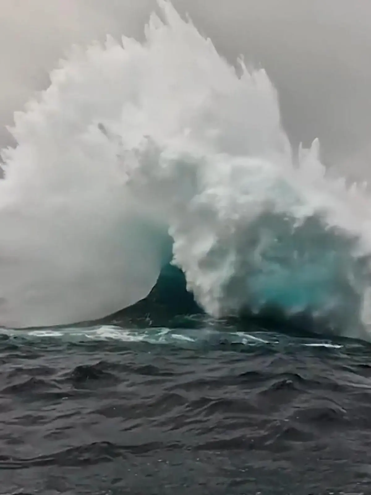 Nach zehn Jahren Suche! Surfer filmen die verrückteste Welle der Welt