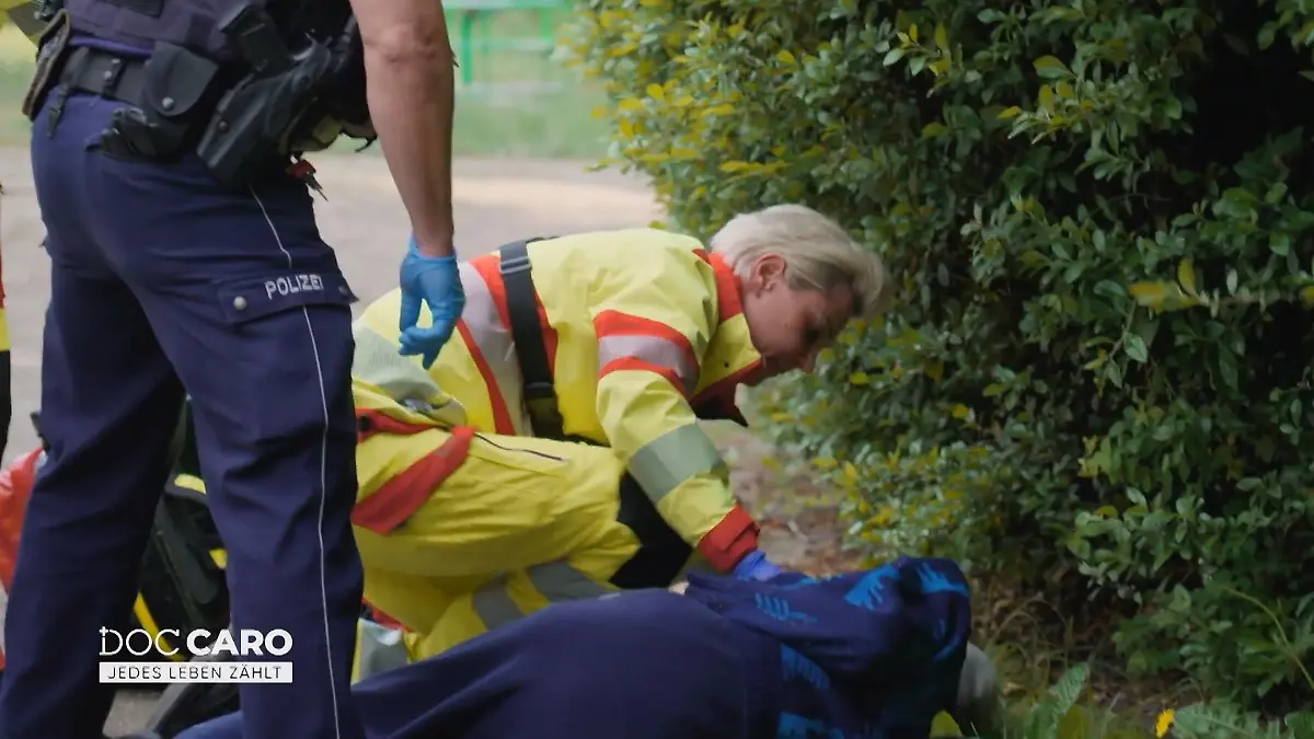 Nur eine Reanimation kann den Mann noch retten Doc Caro: "Jetzt zählt nur die Herzdruckmassage"