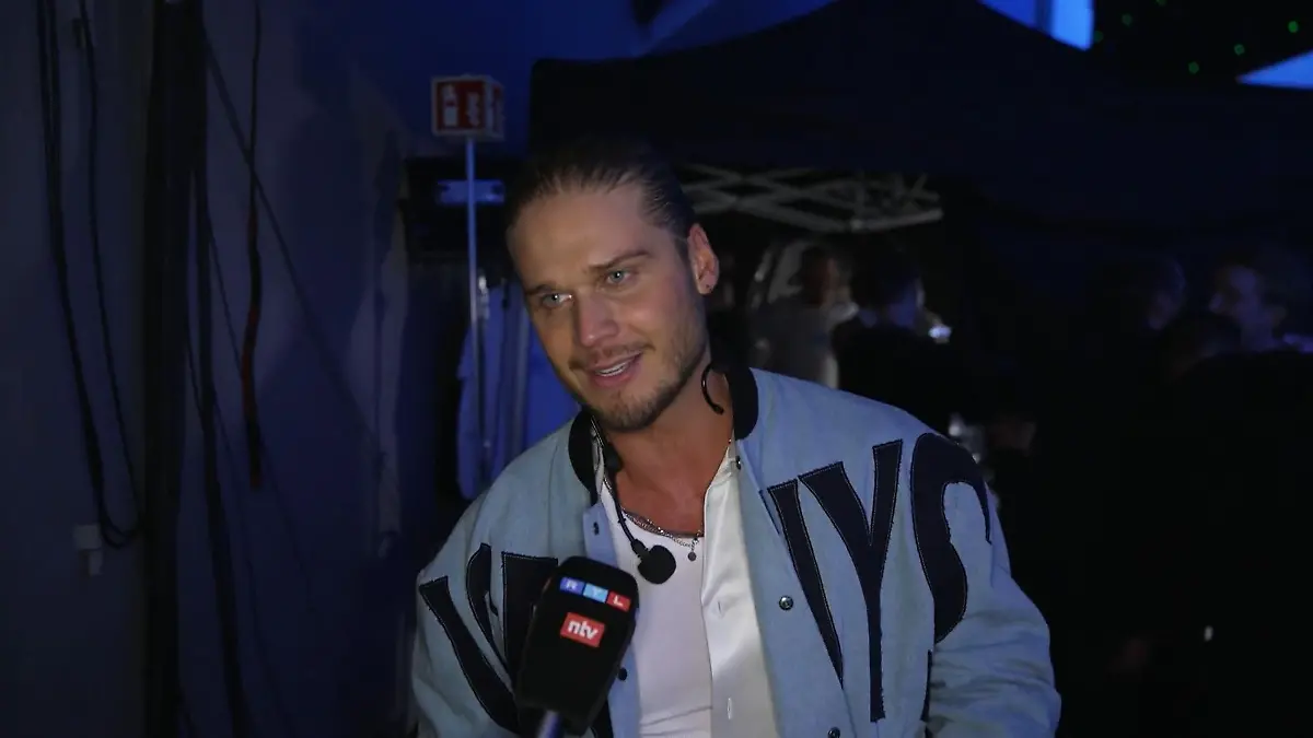 Vom Fußball-Platz auf die Bühne! Rúrik Gíslason macht in einer Boyband Karriere Die „IceGuys” lassen niemanden kalt