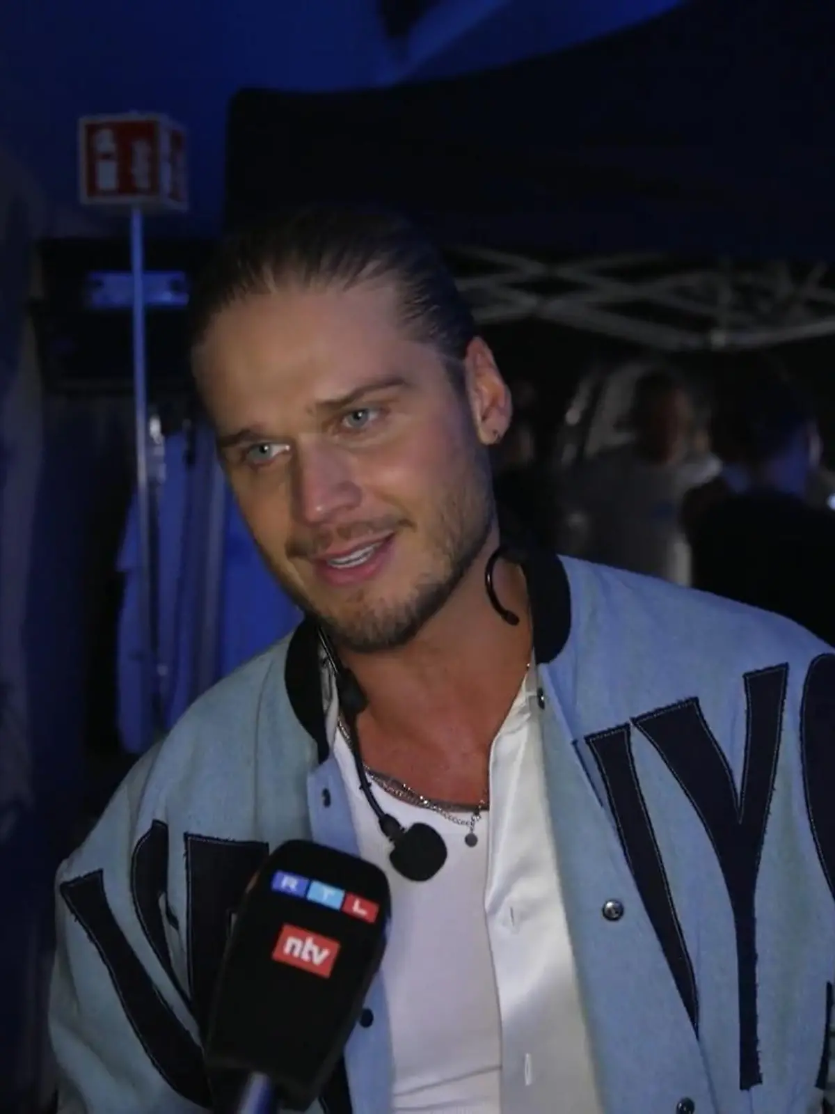 Bild zu: "Vom Fußball-Platz auf die Bühne! Rúrik Gíslason macht in einer Boyband Karriere"