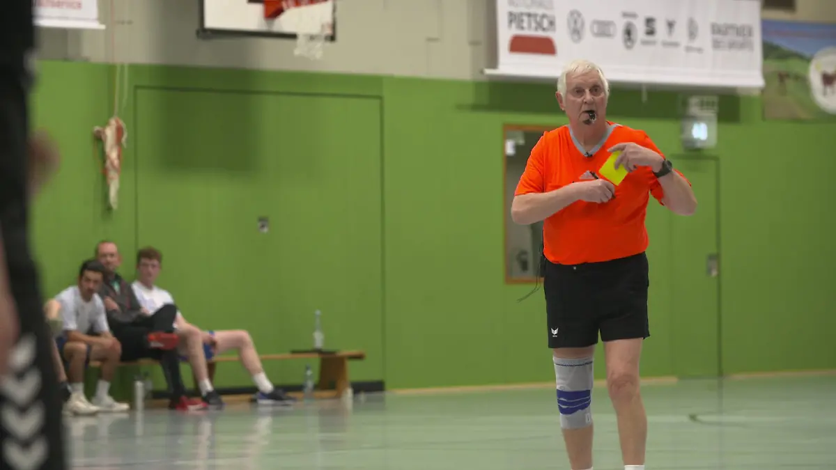 Wolfgang Peters aus Melle ist seit knapp 60 Jahren Schiedsrichter im Handball
