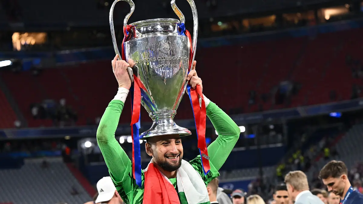 Krönung: Gianluigi Donnarumma mit der Champions-League-Trophäe.