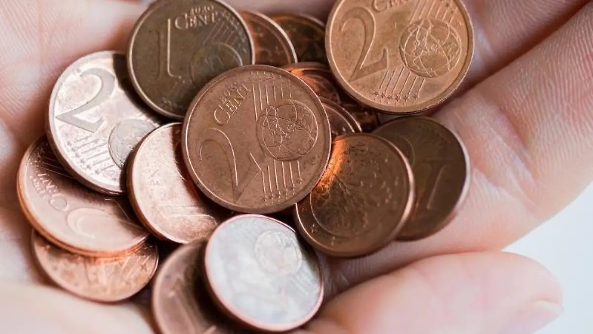 1 Cent und 2 Cent Münzen: Kleve will das Kleingeld abschaffen. Viele Einzelhändler der Stadt wollen ab dem 1. Februar beim Einkauf auf ein- und Zwei-Cent-Münzen verzichten. Foto: Rolf Vennenbernd
