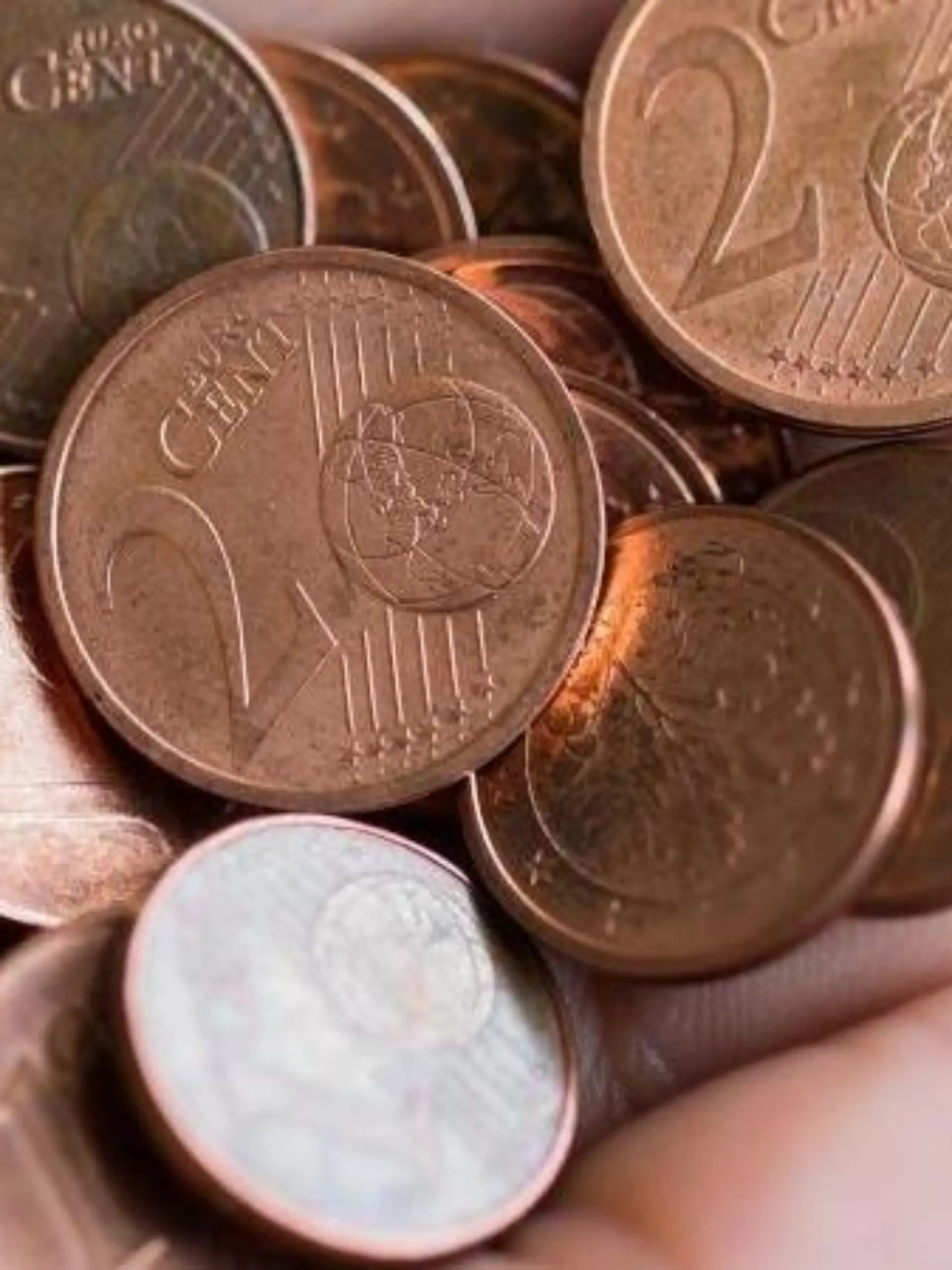 1 Cent und 2 Cent Münzen: Kleve will das Kleingeld abschaffen. Viele Einzelhändler der Stadt wollen ab dem 1. Februar beim Einkauf auf ein- und Zwei-Cent-Münzen verzichten. Foto: Rolf Vennenbernd
