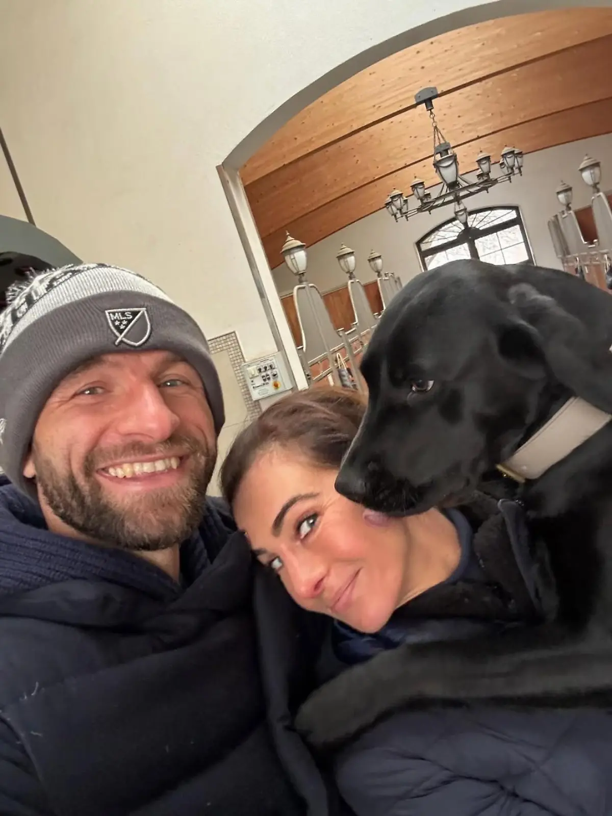 Fußballstar Thomas Müller und seine Frau Lisa haben sich nach längerer Pause wieder gemeinsam auf Instagram gezeigt.