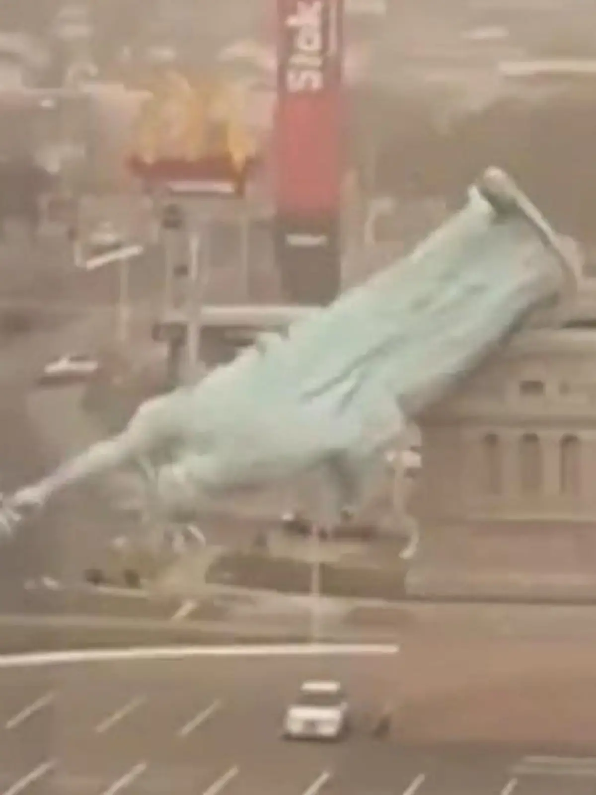 Bild zu: "Freiheitsstatue enthauptet! Sturm fegt Fake-Wahrzeichen vom Sockel "