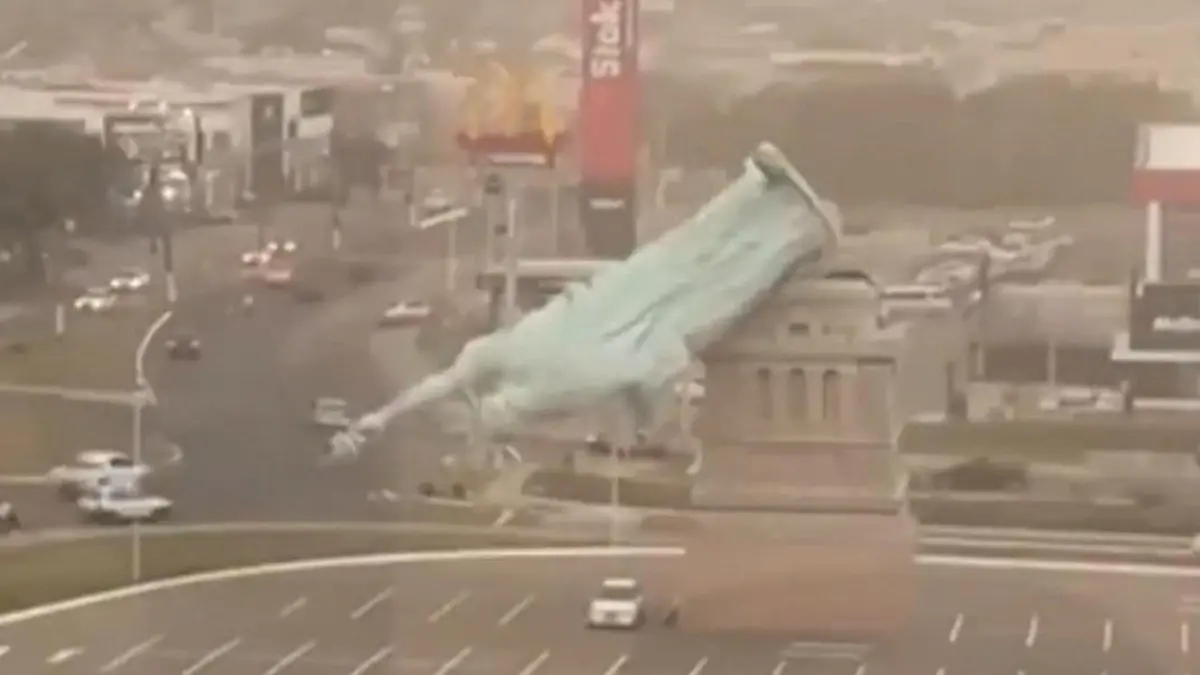 Hier kippt die Freiheitsstatue vom Sockel - aber nicht in New York! Fake-Wahrzeichen!