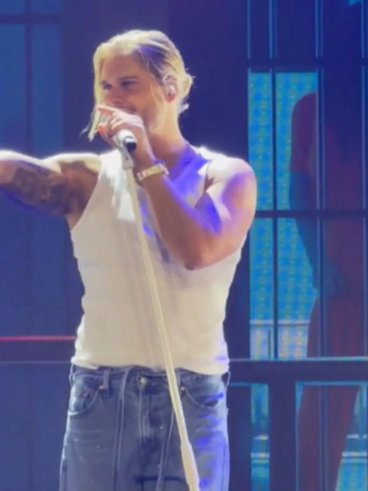 Bild zu: "Rurik Gislason begeistert als Mitglied der Boyband "Iceguys" Fans bei Mega-Konzert"