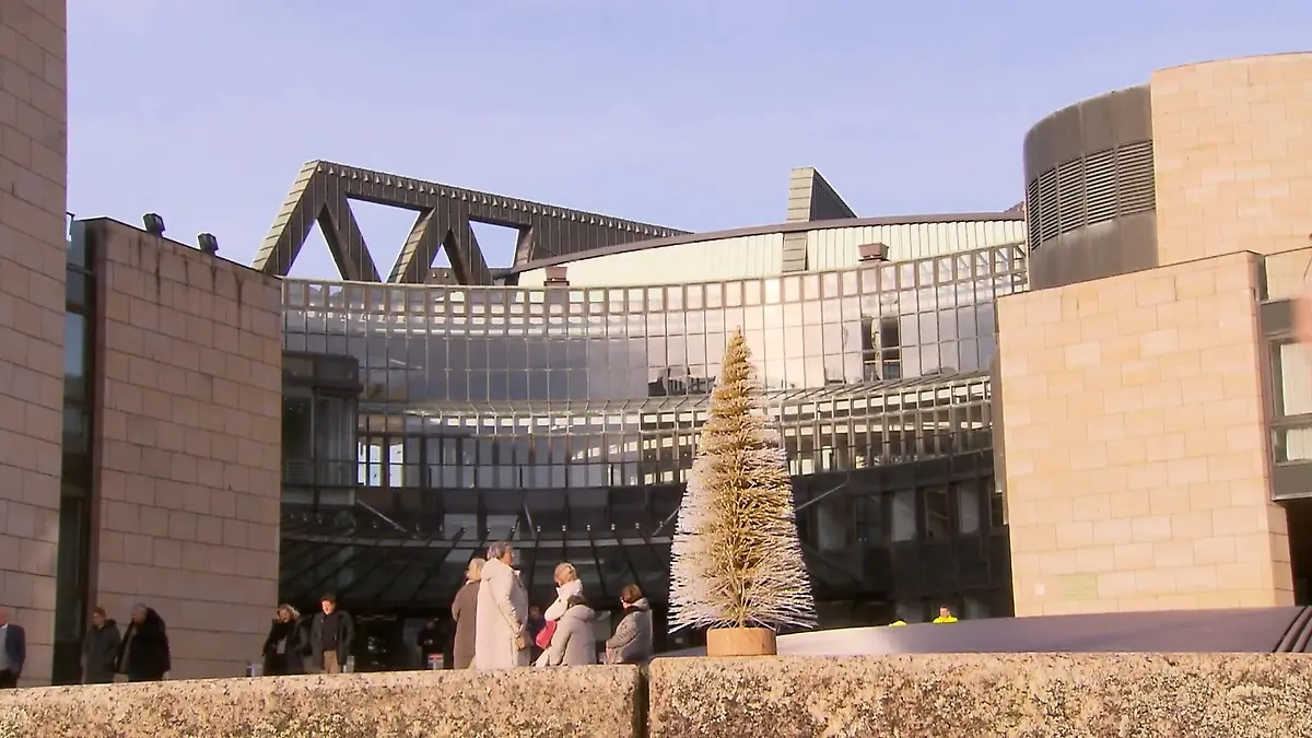 Weihnachtsbaum darf nicht in den Plenarsaal Tamtam um Tanne