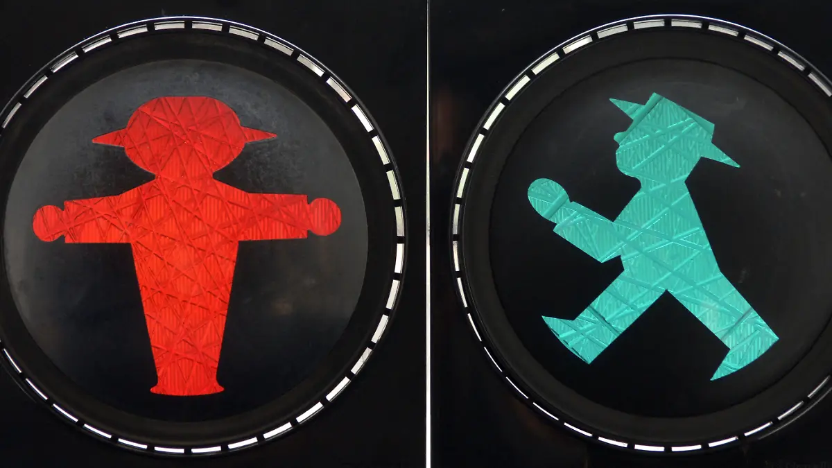 ARCHIV - Auf zwei Ampel-Schablonen sind die ostdeutschen Ampelmännchen, der "Stopper" und der "Läufer", in Leipzig zu sehen (Archivfoto vom 06.06.2005). Der Streit um den Ost-Ampelmann ist nach weit mehr als zwei Jahren beendet. Das Sächsische Oberlandesgericht (OLG) in Dresden hat am Dienstag (21.11.2006) ein Urteil des Landgerichts Leipzig bestätigt. Dieses hatte dem Berliner Designer Markus Heckhausen im Juni einen Großteil der Markenrechte an der Kultfigur zugesprochen. Der sächsische Ingenieur Joachim Roßberg, zu DDR-Zeiten alleiniger Hersteller von Verkehrsampeln, wollte dieses Urteil kippen. Das OLG wies seine Berufung gegen das Leipziger Urteil zurück. Seine Einwände seien unglaubwürdig, hieß es. Foto: Peter Endig dpa/lsn (zu dpa 0621 vom 21.11.2006) +++(c) dpa - Bildfunk+++