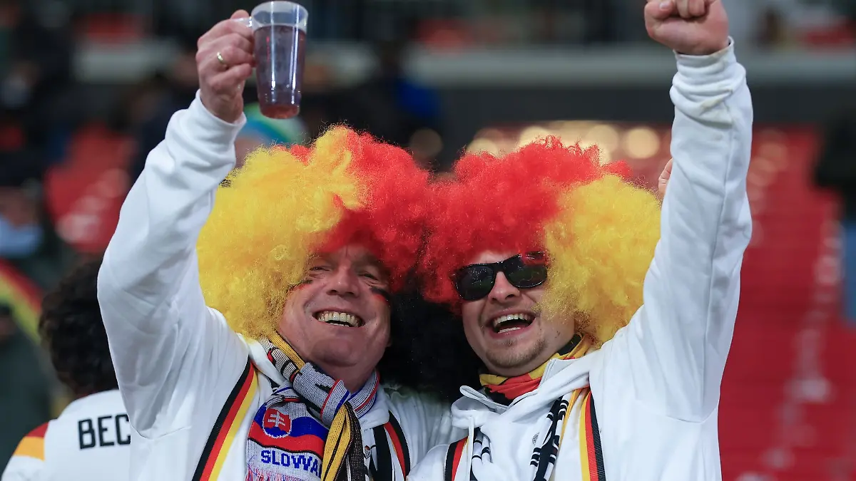 Hoch die Tassen: Für treue Fans gibt es günstigere Tickets bei der Fußball-WM. (Archivbild).