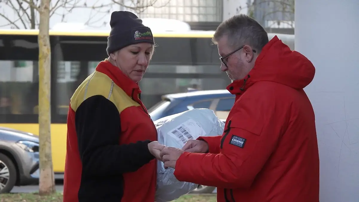 Unterwegs mit einem Paketboten im Weihnachtsstress