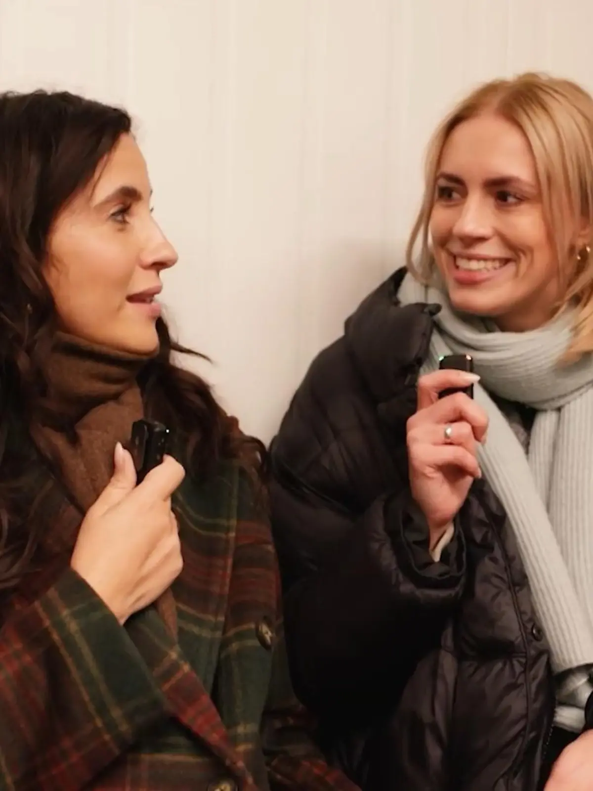 Chryssanthi Kavazi und Lara Dandelion Seibert blicken auf Silvester im Kiez. 